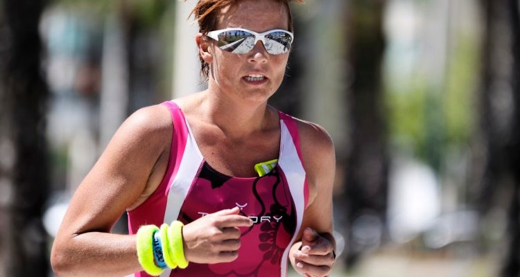 Triatleta corriendo el sector de carrera a pie por el Paseo Marítimo Antonio Bandera de Málaga.